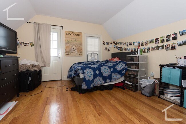 Building Photo - 5 BED 2 BATH IN BRIGHTON!!!!!!