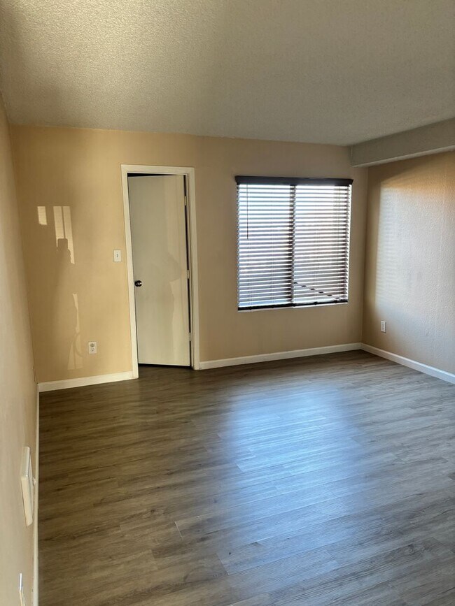 Building Photo - SUPER CUTE UNIT- RECENTLY REMODELED - ONLY $1,375 PER MONTH FOR THIS 2 BEDROOM, 1 BATH UNIT- INCU...