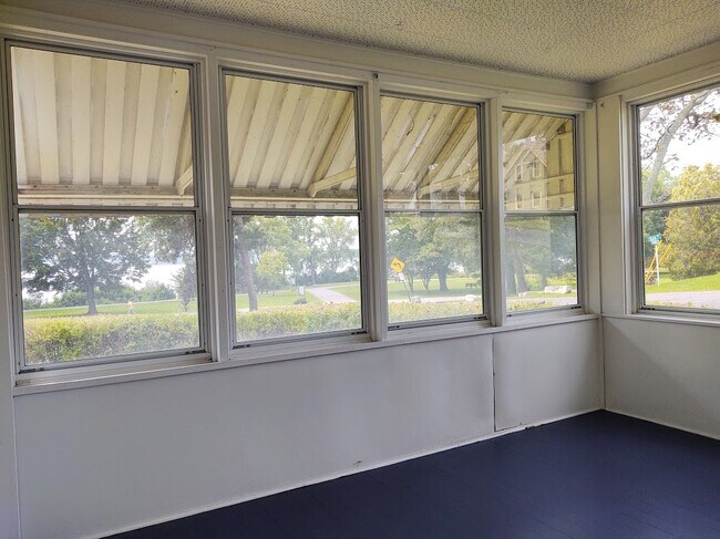 Building Photo - 712 1st St