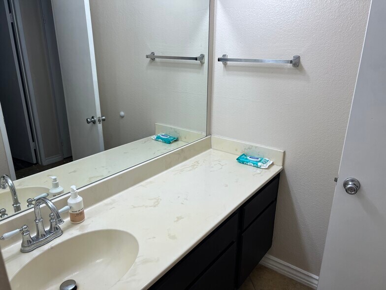 Building Photo - 8889 Caminito Plz