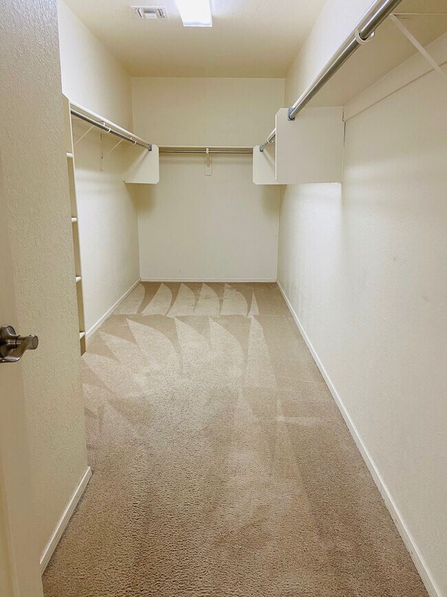 Building Photo - 5 bedroom 3 bath Remolded home Ready to move in!