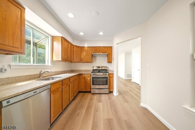 Building Photo - 123 Harrow Dr