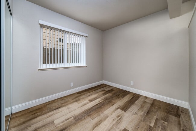 Building Photo - Fully remodeled studio apartment in gated community!