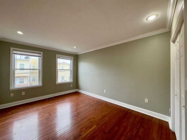 Building Photo - Charming 3-Bedroom Townhome with Modern Am...