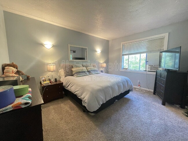 Building Photo - 1723 NW Wonderview Ave