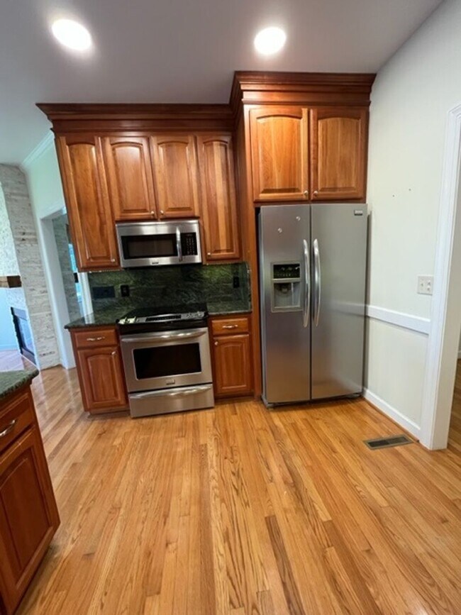 Building Photo - Gorgeous, updated 4 bedroom 2 bathroom hom...