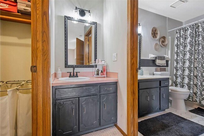 Building Photo - 3 Bedroom 2 Bath Townhome with 2 Ensuite B...