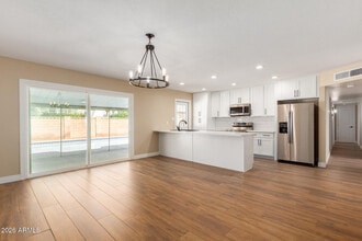 Building Photo - 1102 E Alameda Dr