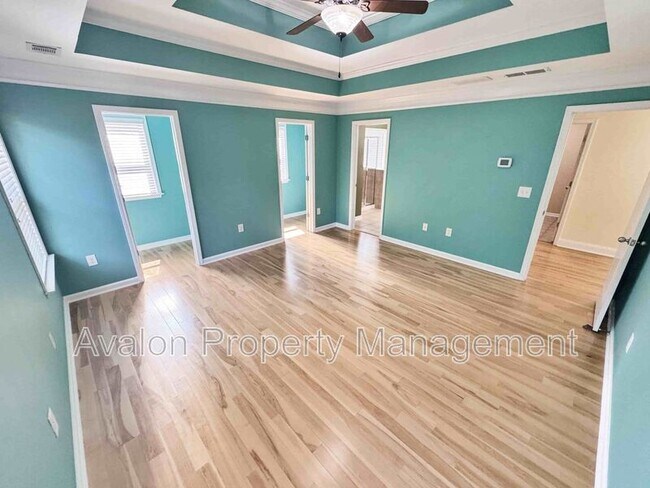 Building Photo - 2435 Manor View