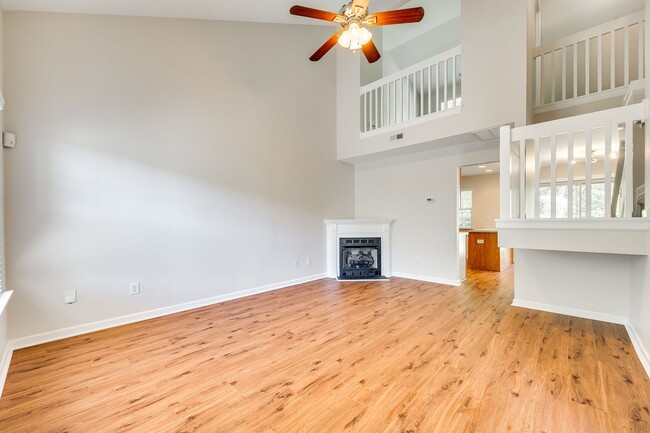 Building Photo - Beautiful 2 Bed 2.5 bath townhome in Benni...