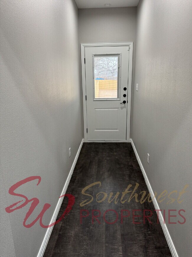 Building Photo - Modern 3 Bed / 3 Bath Duplex Near Campus – Lawncare Included!