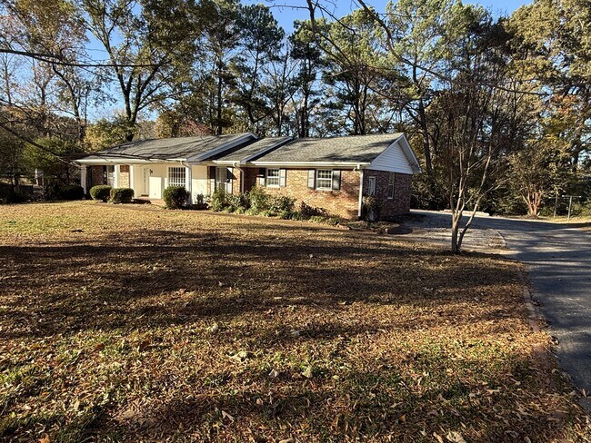 Building Photo - 565 Paris St