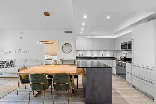 Building Photo - 1010 Brickell Ave