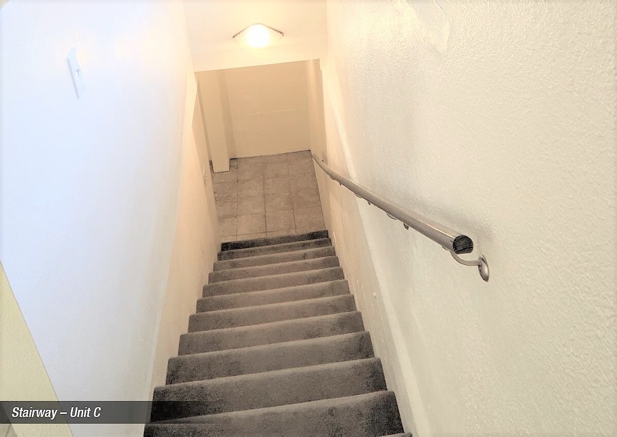 Building Photo - 121 Fiesta St