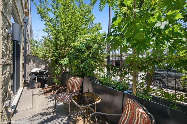 Building Photo - 902 N Elston Ave