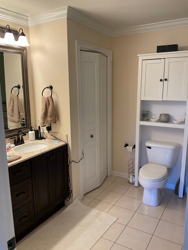 Main bathroom - 9227 Honors Way