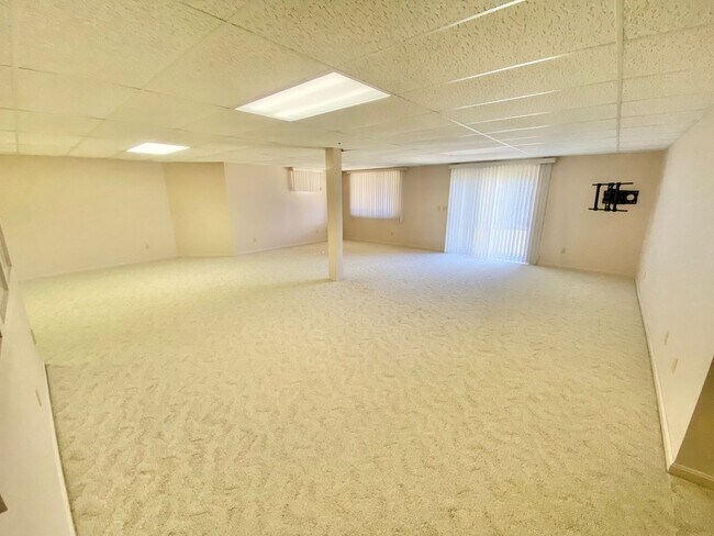 Building Photo - 3 Bedroom 2.5 Bathroom Condo in Williston