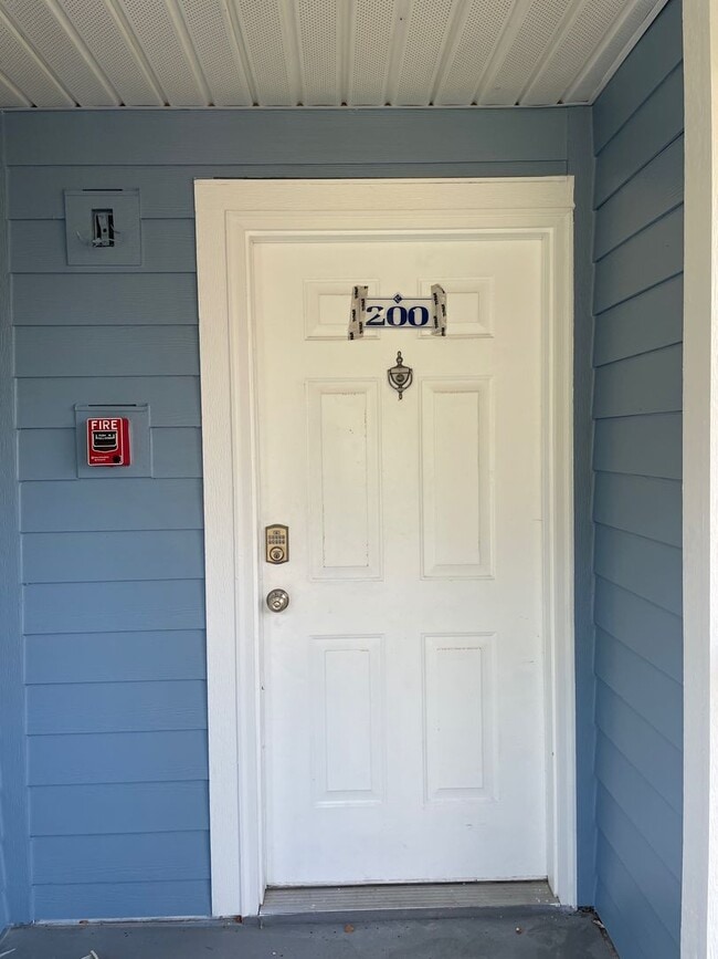 Building Photo - RENT SPECIAL-Regency Park at Lake Mary Corner Unit with Wrap-Around Balcony!