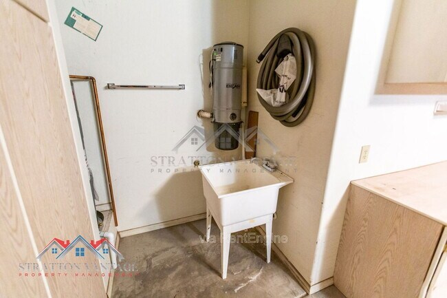 Building Photo - 10864 E Lindner Ave