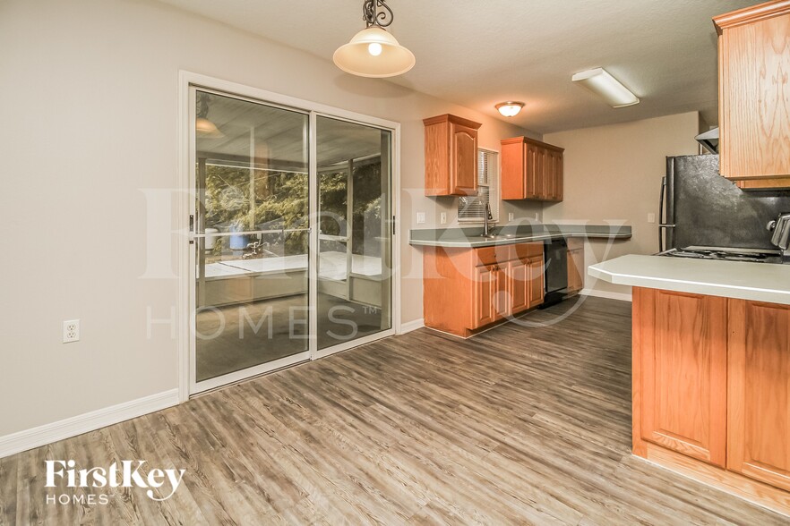 Building Photo - 31111 Oakmont Ave