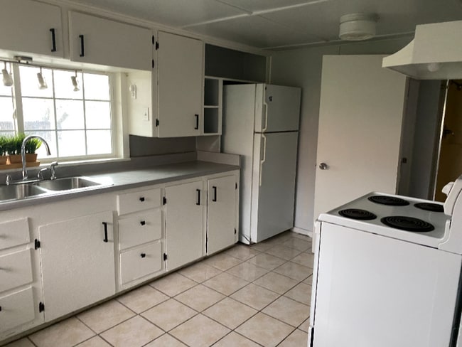 Building Photo - 1129 Magnolia Ave