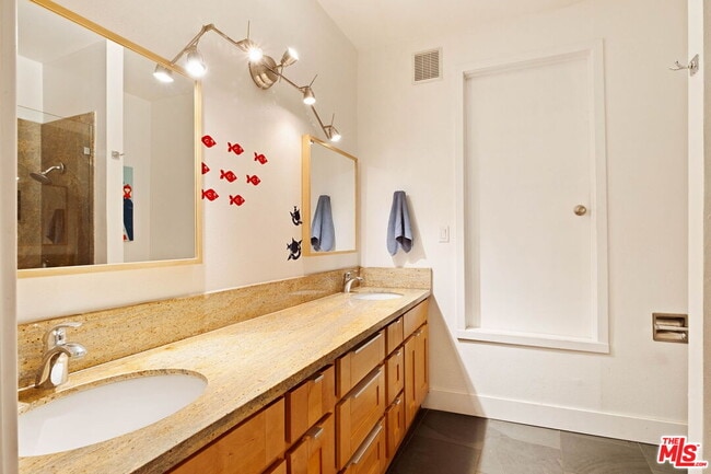 Building Photo - 303 Mavis Dr