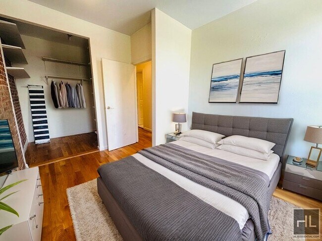 Building Photo - Enormous Floor Through 3 Bed/1.5 Bath in C...