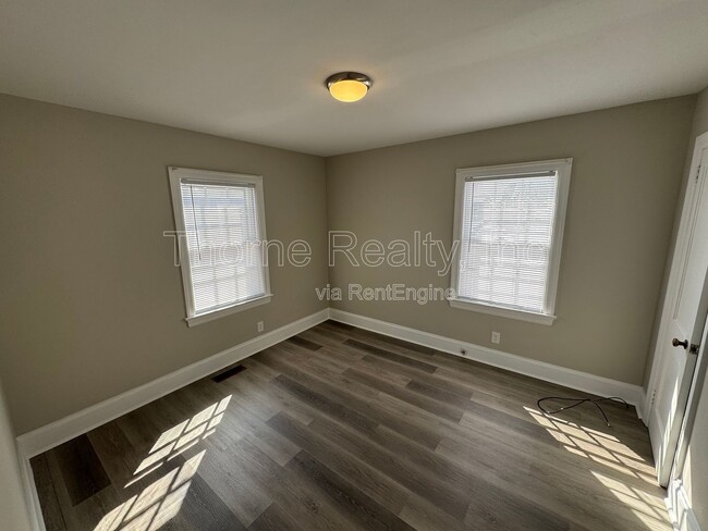 Building Photo - 913 Paul St