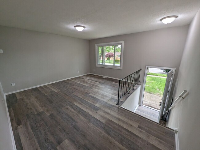 Building Photo - Lovely Renovated 3 Bedroom / 1 Bath in Portage