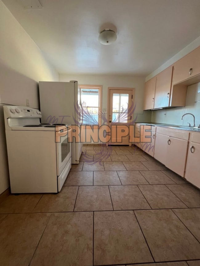 Building Photo - 403-405 1/2 W Granite