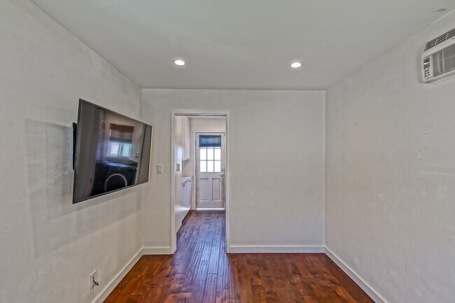 Building Photo - 2621 Mathews Ave