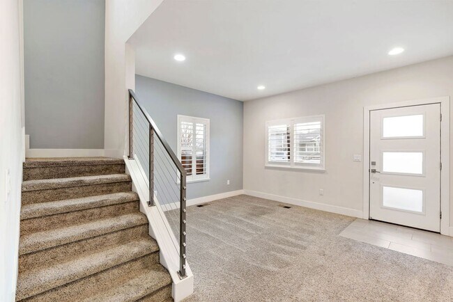 Building Photo - Contemporary Dual Level MidTown Bungalow with Balcony & Garage!