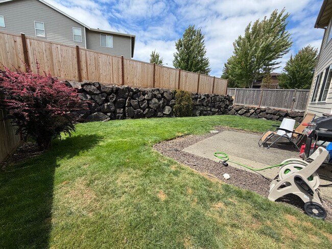 Building Photo - 4BR, 2.5 Bath + Loft DuPont Home