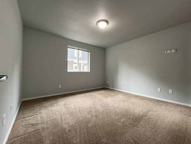 Building Photo - Charming SE Bungalow 3 Bed 2 Bathroom with Washer & Dryer