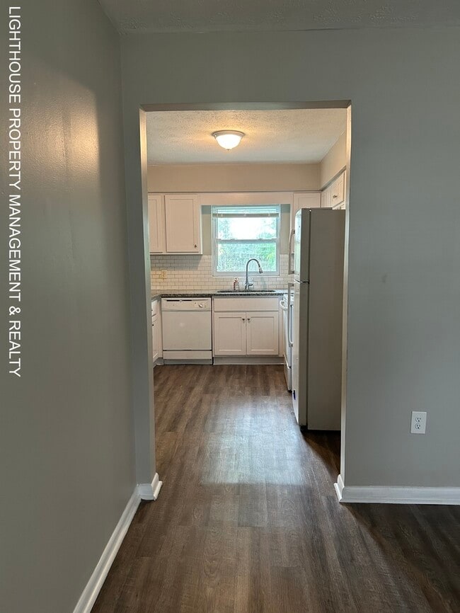 Building Photo - Spacious 4 Bed/2 Bath Home with HUGE Fence...