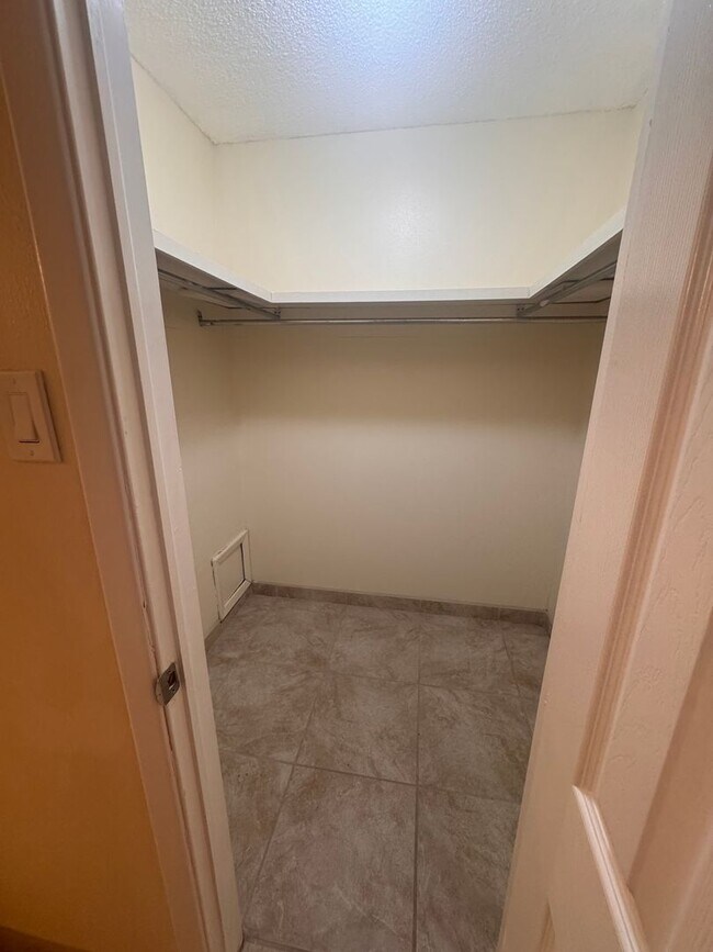 Building Photo - Cute Condo near University