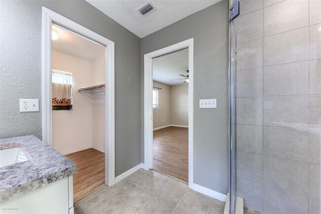 Building Photo - 2498 Abscott St