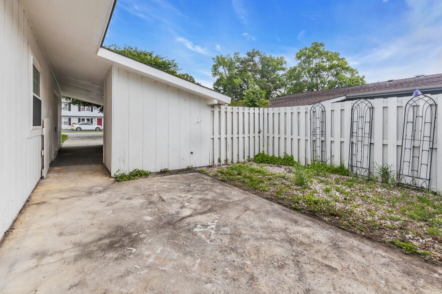 Building Photo - 6304 Timberline St