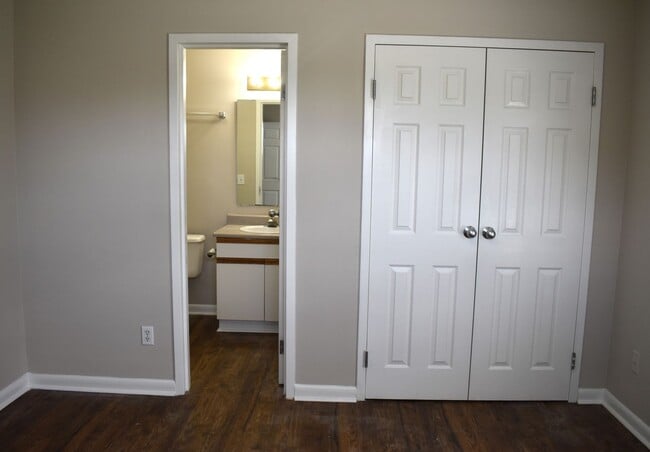 Building Photo - ONE-3 BED/3 BATH UNIT AVAILABLE AUGUST 15TH!