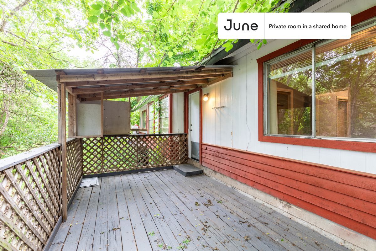 Building Photo - Room in Shared 3 bed/1.5 bath home
