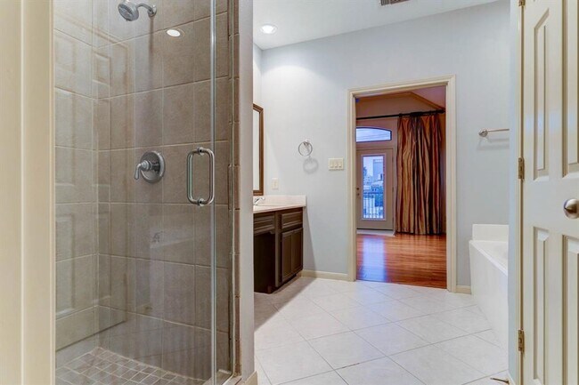 Building Photo - Impeccably Maintained Midtown Townhome wit...