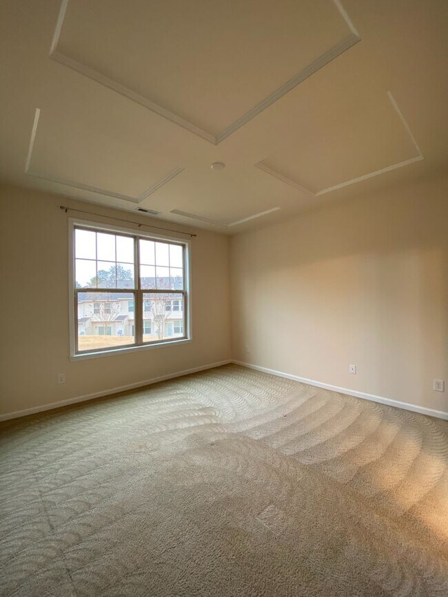 Building Photo - Beautiful 3 bed, 2.5 bath end unit townhome close to Duke!