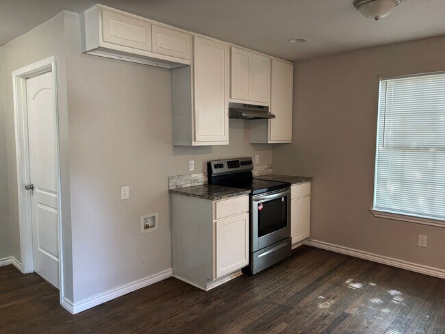 Building Photo - 4/2 in Convenient Denison Location Near Morton!