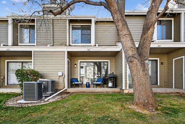 Building Photo - Two Bedroom Townhome W/ Garage!