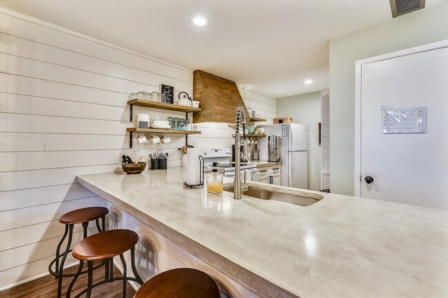 Building Photo - 11222 Hutchison Blvd