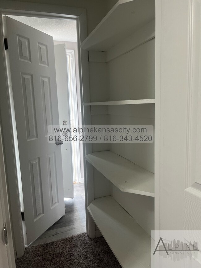 Building Photo - 5 Bedrooms, PLUS Rec Room in Gladstone!