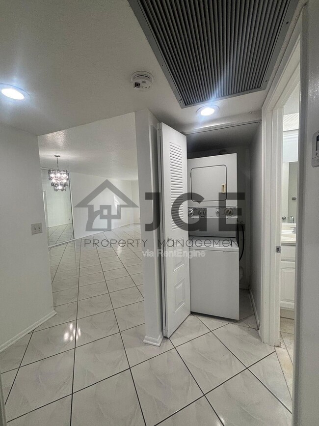 Building Photo - 12600 Sw Ct-5