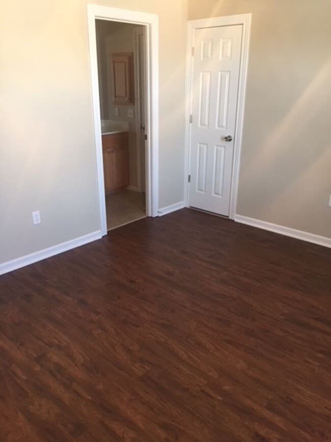 Building Photo - 4 x 3.5 in a great neighborhood!