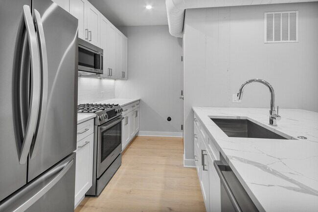 Building Photo - 4637 N Ashland Ave