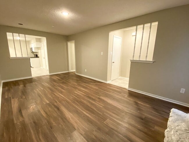 Building Photo - 3 Bed 2 bath in Raleigh / ss appliances an...